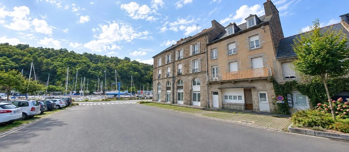 R&eacute;sidence du L&eacute;gu&eacute; face au port de plaisance, place Marcel Beaumont &agrave; Pl&eacute;rin