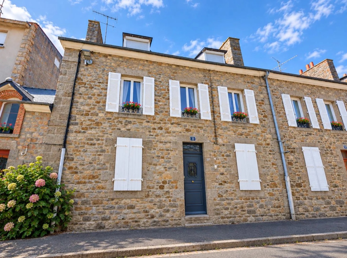 Fa&ccedil;ade en pierre de la r&eacute;sidence Saint-Michel, rue de l&rsquo;Abb&eacute; Fleury &agrave; Saint-Brieuc